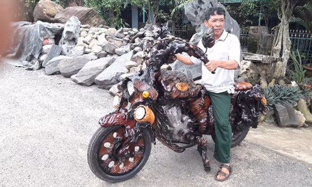Mô tô bằng gốc cây khiến dân chơi xe sửng sốt