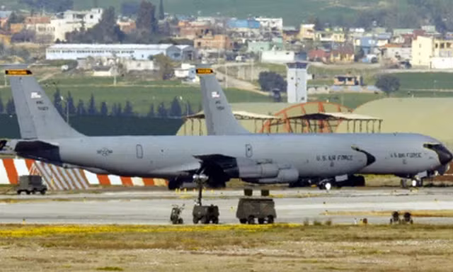 Máy bay tiếp liệu của Mỹ đậu tại căn cứ không quân Incirlik, gần thành phố Adana ở miền nam Thổ Nhĩ Kỳ. Ảnh: Reuters.