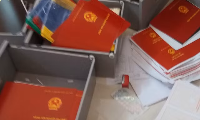 Nhiều tang vật công an thu giữ. Ảnh: Việt Văn.