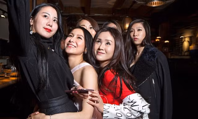 Weymi Cho và những cô bạn tại thành phố Vancouver, Canada. Ảnh: Newyorker.