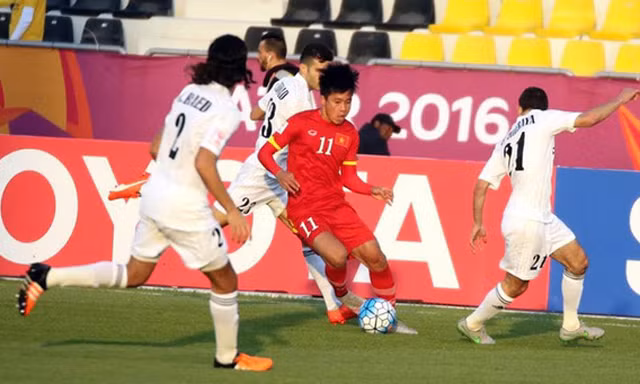 HLV Jordan chê hàng thủ U23 Việt Nam