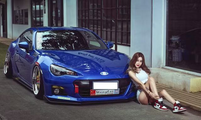 Mỹ nhân nóng bỏng so dáng bên xế độ Subazu BRZ