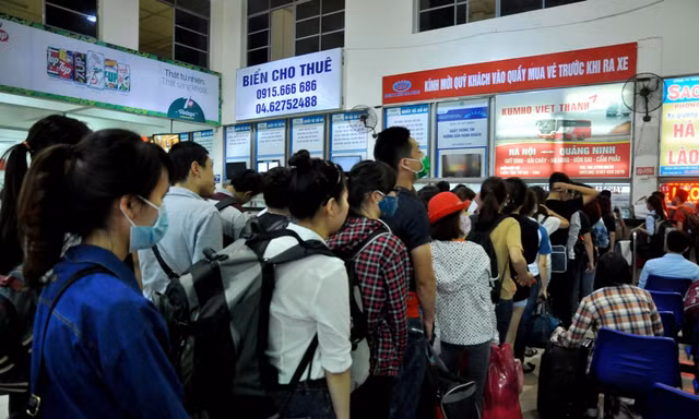 Bến xe kẹt cứng, người dân vật vã đợi xe về nghỉ lễ