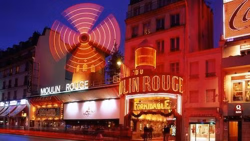 Moulin Rouge – Hộp đêm lâu đời nhất Paris đón khoảng 600.000 lượt du khách mỗi năm. Ảnh: Heraldsun.