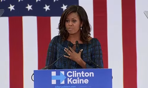 Đệ nhất phu nhân Mỹ Michelle Obama hôm qua phát biểu trước đám đông người ủng hộ bà Hillary Clinton tại Đại học La Salle ở Philadelphia. Ảnh: CNN