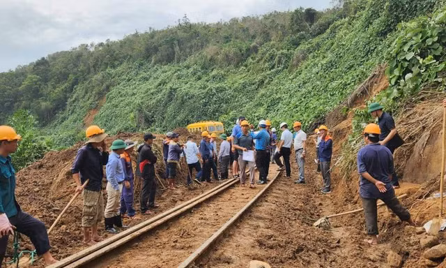 Đường sắt Bắc - Nam thông tuyến sau gần 2 ngày gián đoạn vì mưa lũ