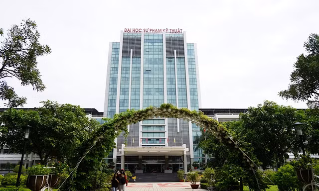 Trường ĐH Sư phạm Kỹ thuật TP. HCM tổ chức xe đón sinh viên ở tỉnh trở lại nhập học