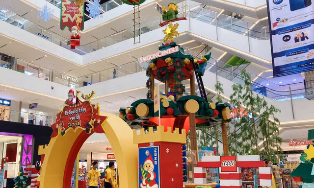 Bạn trẻ Sài Gòn rộn ràng đón Giáng sinh 