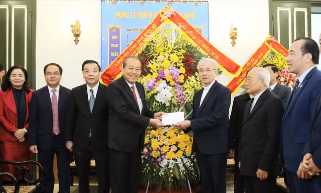Phó Thủ tướng Thường trực Trương Hòa Bình chúc mừng Giáng sinh Ủy ban Đoàn kết Công giáo Việt Nam. Ảnh: VGP