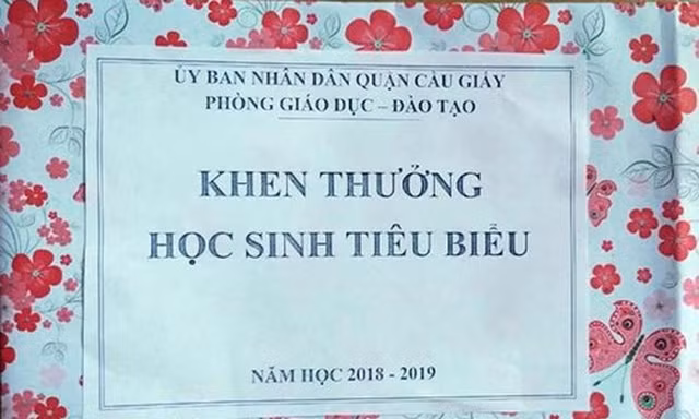Thùng quà rỗng ruột Phòng GD&ĐT quận Cầu Giấy trao tặng cho các học sinh giỏi tiêu biểu