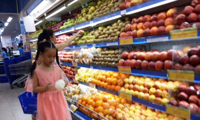 Trái cây ngoại bày bán tràn ngập ở siêu thị Co.opmark Cần Thơ 