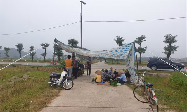 Hình ảnh người dân chặn xe tại bãi rác mới đây