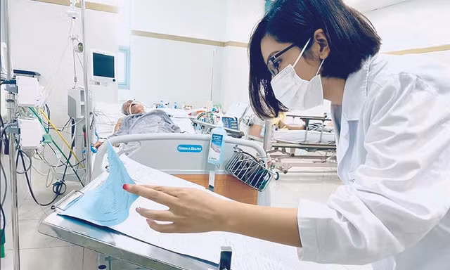 Trong dịch COVID-19, Vân Anh là cộng sự đắc lực của GS Trần Ngọc Phúc trong hành trình mang máy thở MV20 về Việt Nam