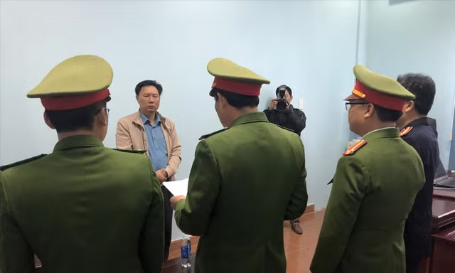 Công an đọc lệnh khởi tố và bắt giam đối với ông Lê Anh Tuân (phó giám đốc) tại trụ sở làm việc 