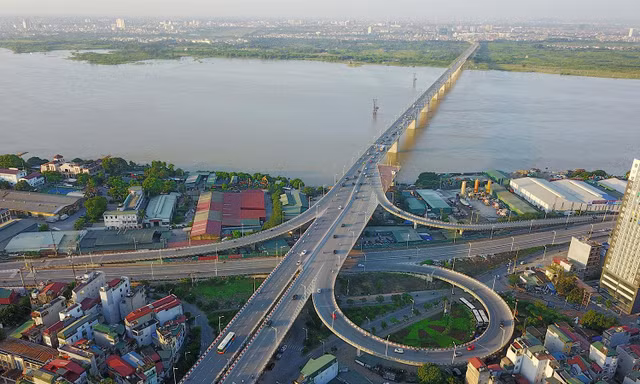 Hà Nội vừa quyết định dùng vốn đầu tư công để xây dựng cầu Vĩnh Tuy giai đoạn 2 do nhà đầu tư rút lui bởi chưa có quy định mới về các dự án BT. Ảnh: PV 