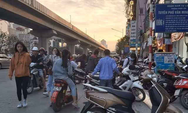 Dù có biển bảng cấm nhưng các hộ kinh doanh vẫn vô tư chiếm vỉa hè thành nơi giữ xe trên đường Nguyễn Trãi ảnh: Võ Hóa 