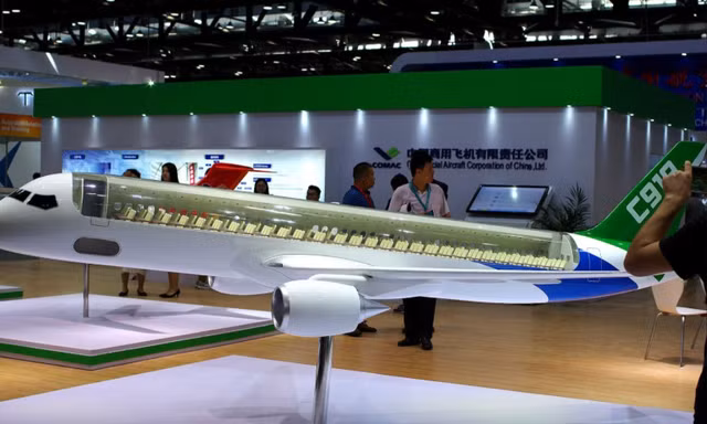 Mô hình máy bay chở khách C919 của COMAC được trưng bày tại hội chợ hàng không ở Bắc Kinh tháng 9/2017. Ảnh: REUTERS