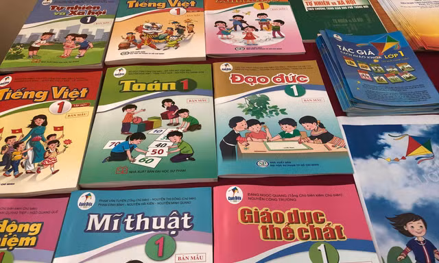 Giá SGK lớp 1 mới cao hơn SGK lớp 1 hiện hành khoảng 2-3 lần (Ảnh minh họa) 