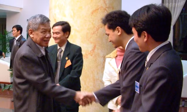 Nguyên TBT Lê Khả Phiêu về thăm Thanh Hoá , Ảnh chụp ngày 28/11/2004 