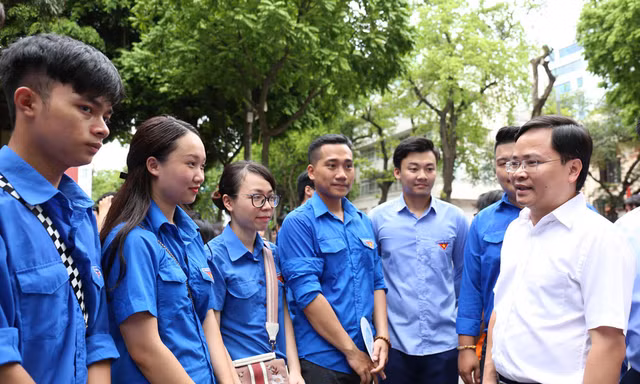 Anh Nguyễn Anh Tuấn, Bí thư thường trực T.Ư Đoàn thăm đội hình tiếp sức mùa thi tại Hà Nội