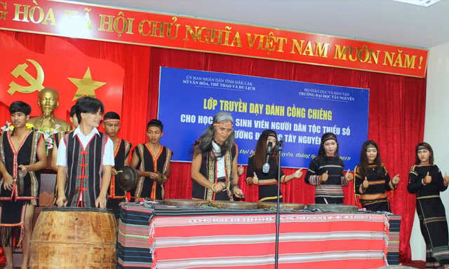 Sinh viên trường Đại học Tây Nguyên tập đánh chiêng. Ảnh: N.T 