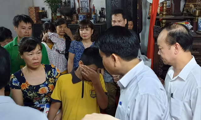 Chủ tịch UBND thành phố Hà Nội Nguyễn Ðức Chung thăm, động viên, chia buồn với gia đình, người thân của chị Hà. Ảnh: VH