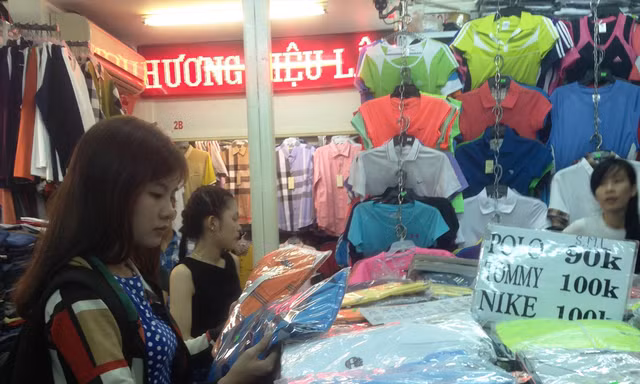 Người tiêu dùng dễ dàng mua “hàng hiệu, giá bèo” tại nhiều TTTM lớn ở TPHCM 