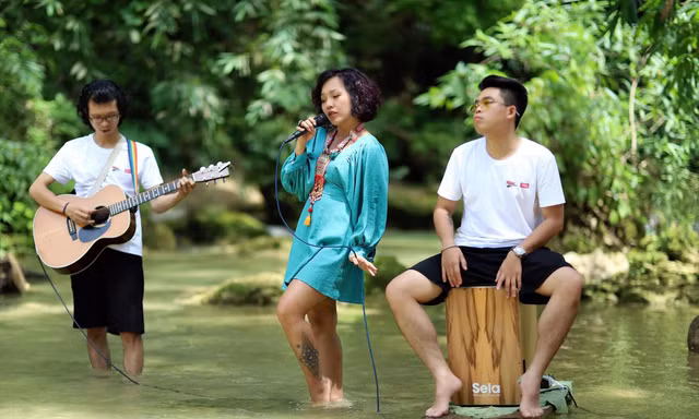 Những cảnh quay đầu tiên của Du ca - Đi và Hát tại thác Mu, tỉnh Hòa Bình. Ảnh: NVCC