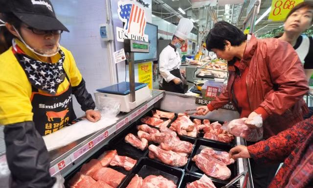 Mỹ muốn Trung Quốc ngay lập tức tăng mua nông sản Mỹ. Trong ảnh: Người dân thành phố Trịnh Châu, Hà Nam mua thịt lợn nhập khẩu từ Mỹ trong siêu thị Ảnh: chinaplus.cri.cn