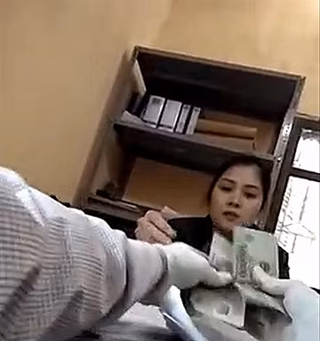 Hình ảnh cán bộ công an tỉnh Hưng Yên nhận 1 triệu đồng để sửa thông tin cá nhân, trong khi, theo quy định chỉ phải đóng phí từ 30 - 70 nghìn đồng 