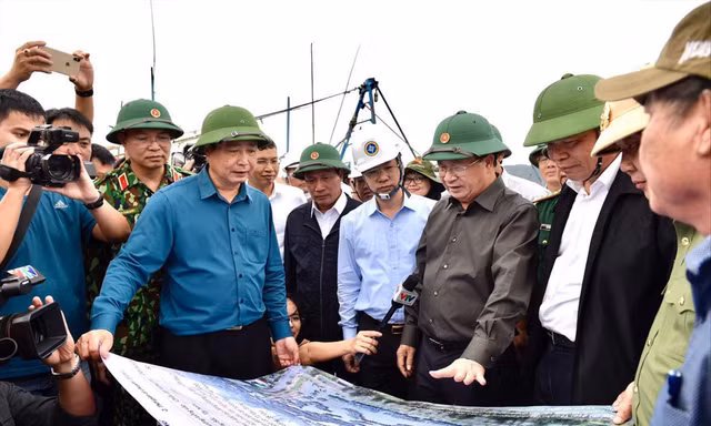 Phó Thủ tướng Trịnh Đình Dũng, Trưởng Ban chỉ đạo Tiền phương ứng phó với cơn bão số 9 đang kiểm tra, chỉ đạo công tác phòng chống bão. Ảnh: Ngọc Hà