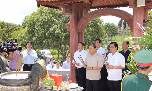 Thủ tướng Nguyễn Xuân Phúc dâng hương tại Di tích Thành cổ Quảng Trị