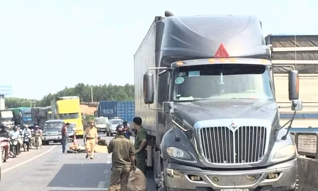 Ngã xuống đường sau va chạm xe bán tải, người đàn ông bị xe container cán qua