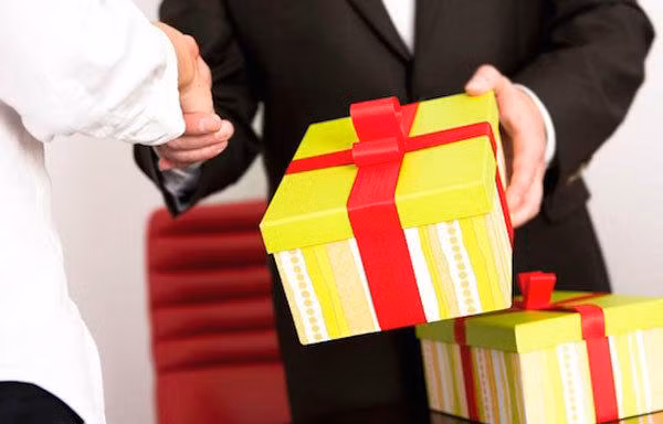 Hà Nội yêu cầu không thăm, chúc Tết cấp trên, cấm biếu, tặng quà lãnh đạo