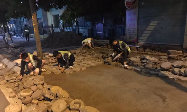 Bất ngờ cảnh lát vỉa hè bằng gạch bát giác tự chèn ở Hà Nội