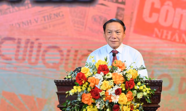 Mãi mãi tấm lòng son, ngòi bút sắc