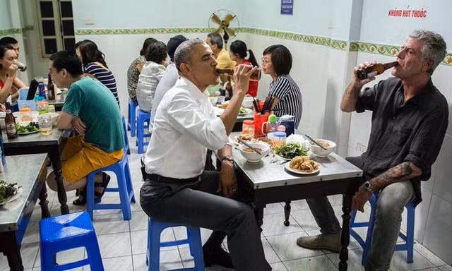 Ông Obama ăn bún chả, uống bia hơi Hà Nội trong chuyến thăm Việt Nam tháng 5/2016.