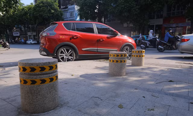 Hà Nội: Đặt trụ đá ngăn ô tô 'cày xới' vỉa hè lát đá