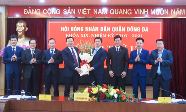 Bí thư Quận uỷ Đống Đa Đinh Trường Thọ tặng hoa chúc mừng ông Lê Tuấn Định