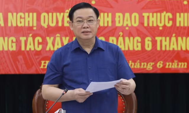 Bí thư Thành ủy, Bí thư Đảng ủy Bộ Tư lệnh Thủ đô Hà Nội Vương Đình Huệ