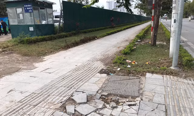 Vỉa hè đá tự nhiên nhiều tuyến phố Hà Nội hư hỏng, nát bét 