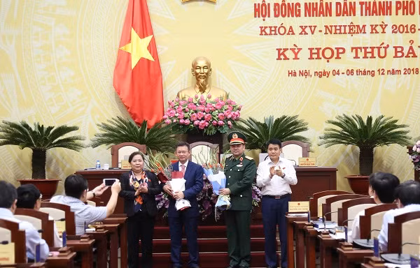 Lãnh đạo HĐND và UBND thành phố tặng hoa chúc mừng hai tân ủy viên UBND thành phố Hà Nội