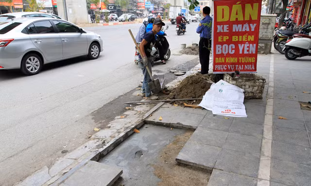 Vỉa hè phố Trần Phú (Hà Đông) sau một thời gian sử dụng đã phải bóc lên làm lại. Ảnh: Trường Phong