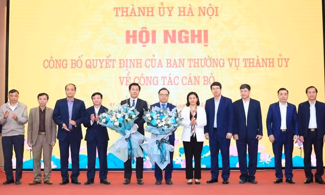 Hà Nội công bố, trao quyết định điều động cán bộ