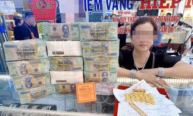 Thực hư một phụ nữ trúng số độc đắc 9 tỷ đồng, rạng rỡ mua vàng bên 'đống tiền' 