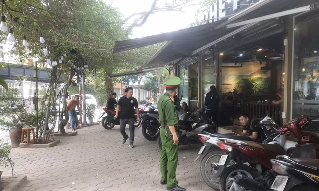 Xử lý quán cà phê lấn chiếm vỉa hè ở khu đô thị đông dân nhất Hà Nội