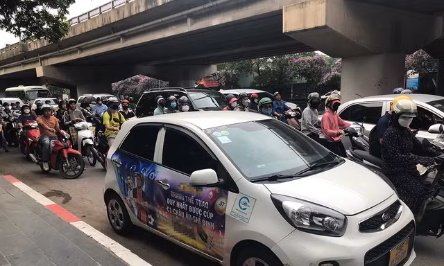 Xe taxi dán logo quảng cáo web cờ bạc nghênh ngang diễu phố Hà Nội