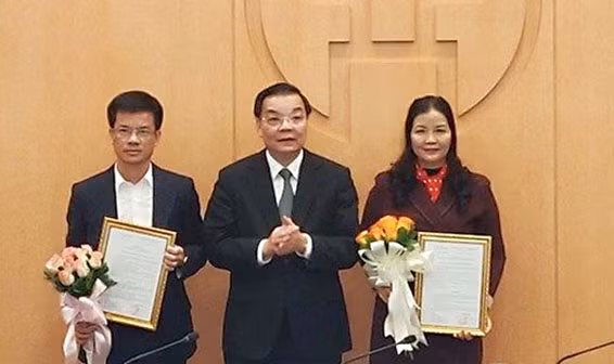 Chủ tịch UBND thành phố Hà Nội trao quyết định cho ông Bùi Duy Cường và bà Trần Thị Phương Lan