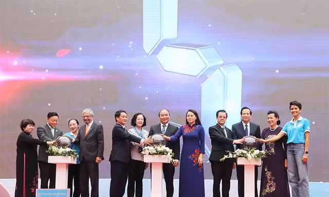 Thủ tướng Nguyễn Xuân Phúc cùng các đại biểu nhấn nút phát động “Năm An toàn cho phụ nữ và trẻ em” sáng nay, 6/3. 