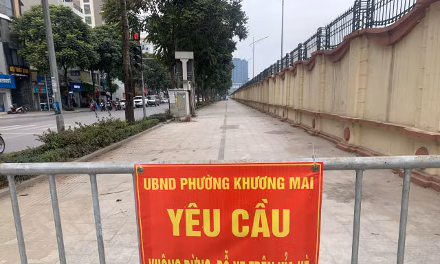 Vỉa hè 'bất ngờ' sạch bóng ô tô trên tuyến phố kiểu mẫu Lê Trọng Tấn